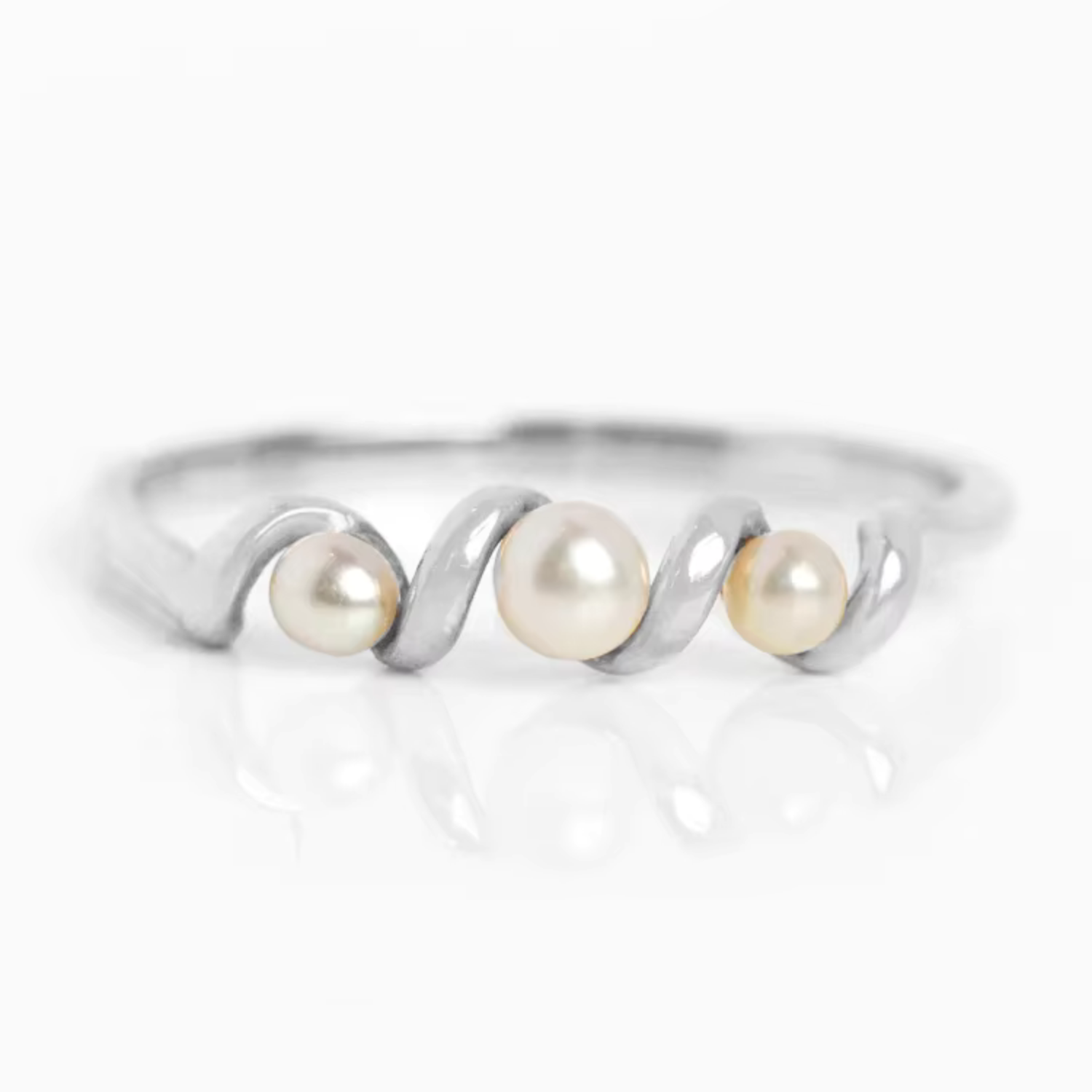 Helena – Bague en plaqué or ornée de perles.
