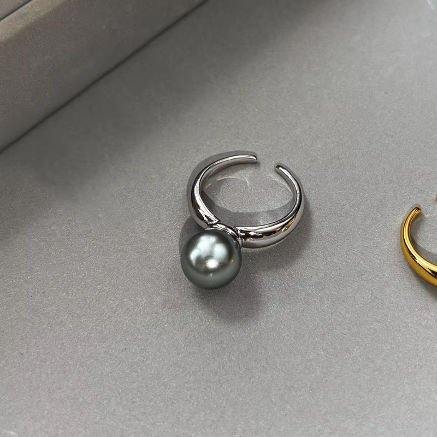 Ida – Bague en plaqué or au design lisse avec accent en perle.