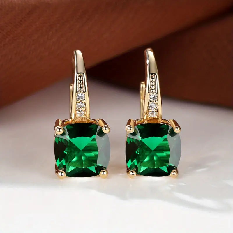 Klára – Pendantes en forme de boucles d'oreilles avec pierre carrée.