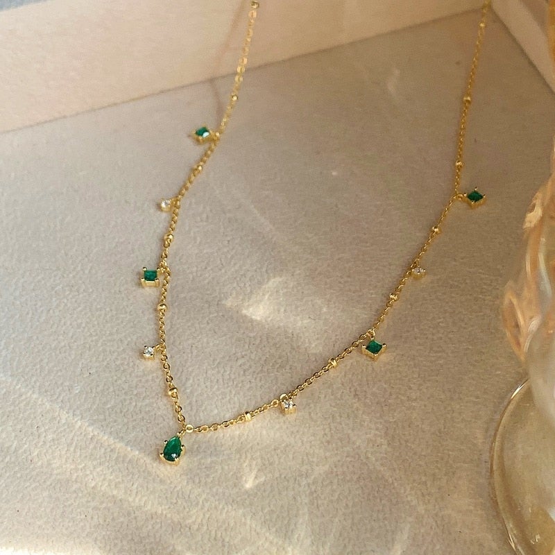 Marta – Collier en or avec pendentif émeraude.