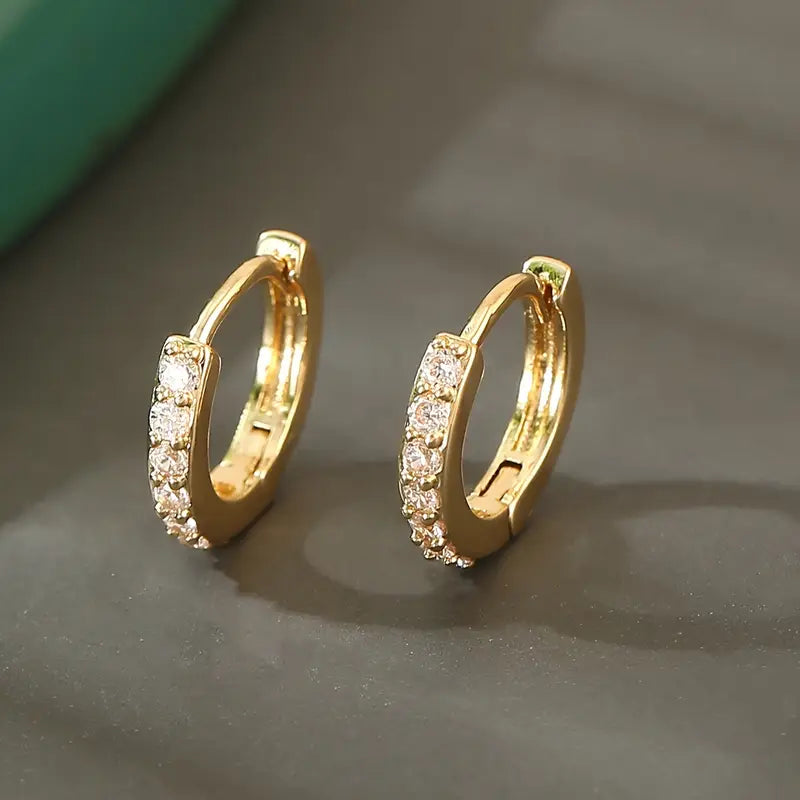 Nora – Boucles d'oreilles en or ornées de pierres délicates.