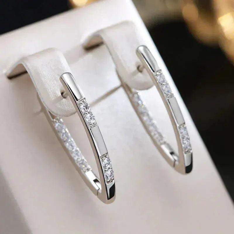 Élégantes boucles d'oreilles ornées de pierres de zircon