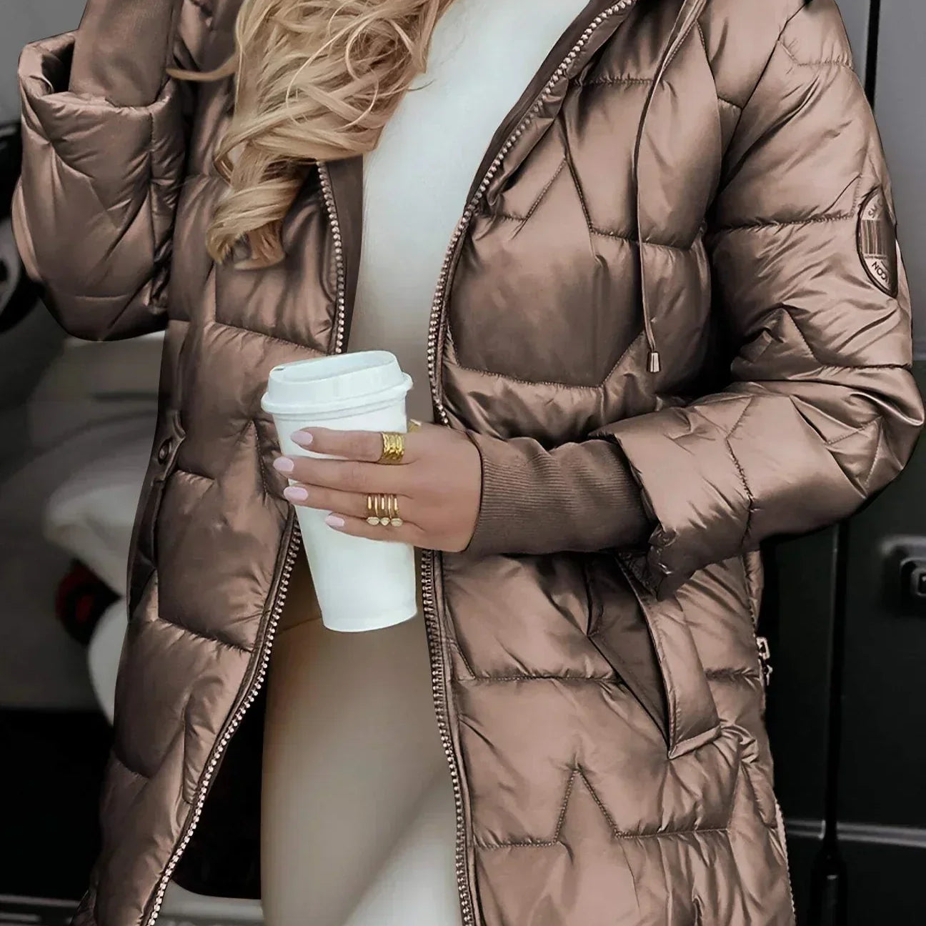 Lina | Veste matelassée longue et chaude avec une grande capuche