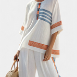 Ensemble Ethnique Daisy Blanc avec Détails Bleus et Oranges – Un Style Unique et Éclatant