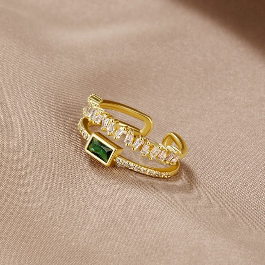 Sabina – Bague en plaqué or ornée d'accents en vert émeraude.
