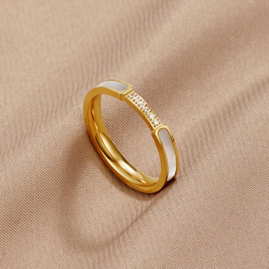 Lara – Bague en or 18 carats au éclat subtil.