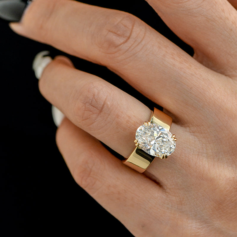 Lara – Bague solitaire en or avec pierre ronde.